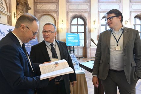 Kamil Bouška představuje svou Velkou knihu o bitcoinu Janu Procházkovi z ČNB