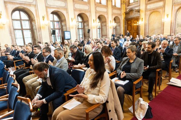Reprezentativní místo konání konference - jednací sál Senátu v bývalé Valdštejnské konírně