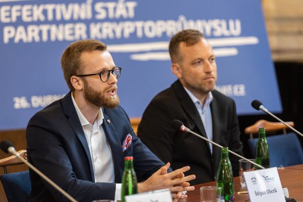 My nechceme od státu vůbec nic. My chceme pouze jasné a férové podmínky - Štěpán Uherik, CFO SatoshiLabs, vpravo Roman Valihrach, CEO Coinmate