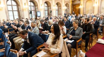 Reprezentativní místo konání konference - jednací sál Senátu v bývalé Valdštejnské konírně