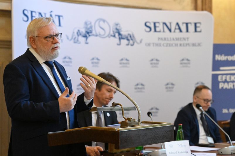 Předseda Senátu ČR Jiří Oberfalzer zahajuje kryptoměnovou konferenci v Senátu