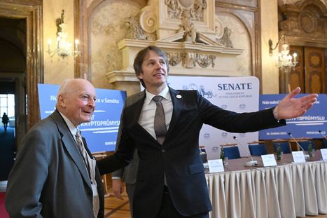 Edvard Kožušník (vpravo) provází bývalého místopředsedu Senátu PČR, Edvarda Outratu